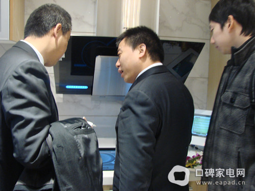 侯總演示智能灶臺