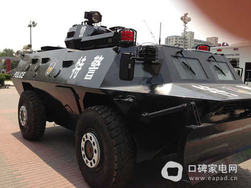 停在展館前的武警車
