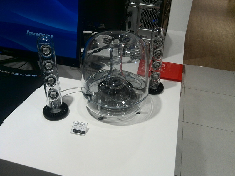 可媲美蘋果店 王府井聯(lián)想體驗店見聞
