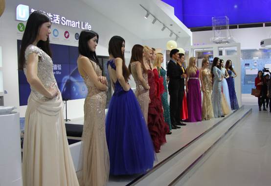 Awe2015展臺showgirl成焦點